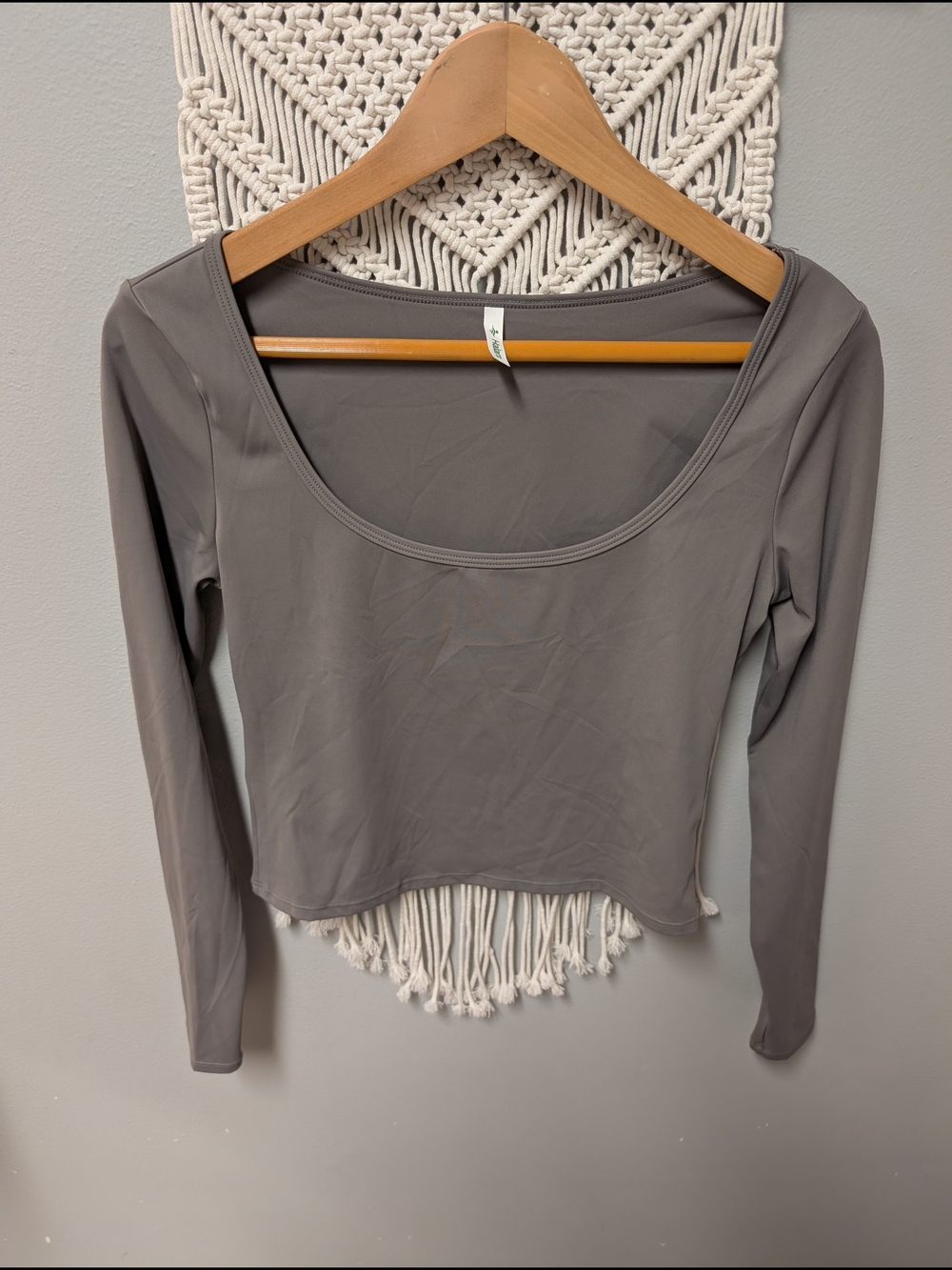 HALARA Scoop Neck Long Sleeve Top in Gray Crop Medium